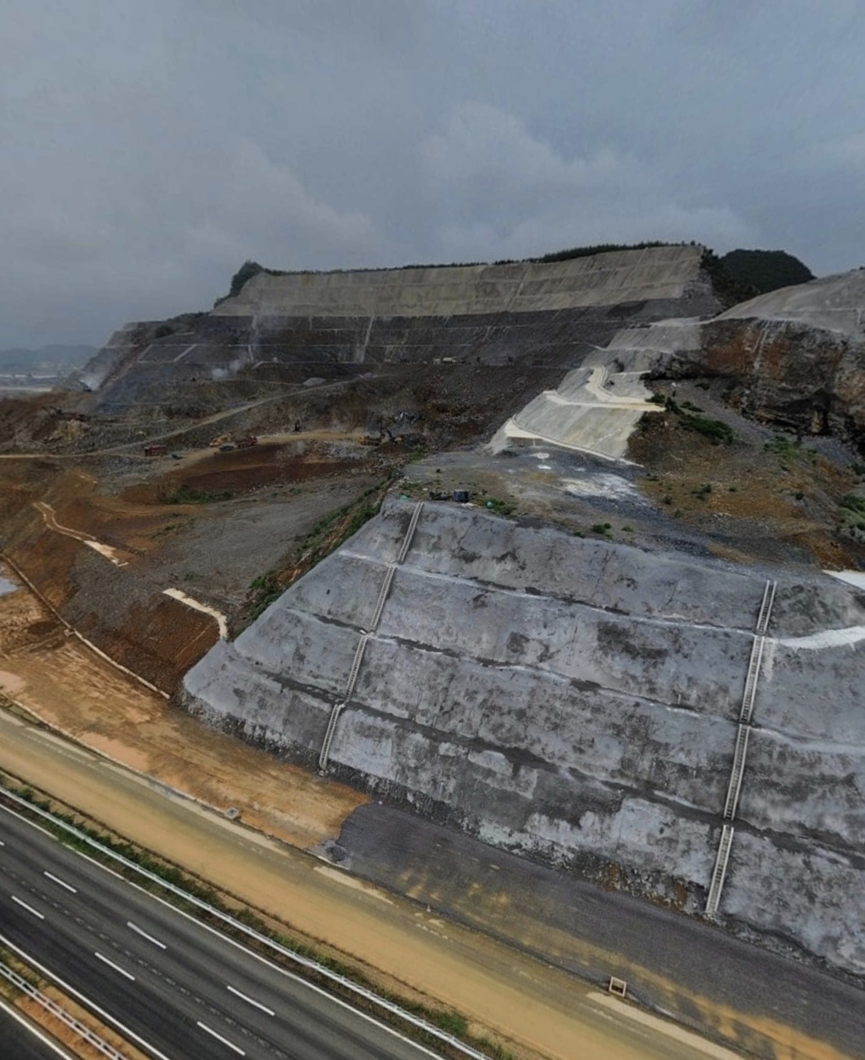 广西隆安比亚迪试车场盘山路护坡工程现场照片